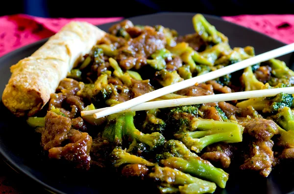 Rundvlees met broccoli en loempia Stockafbeelding