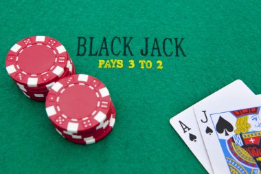 backgro ası maça ve siyah kriko ile kırmızı poker fişleri