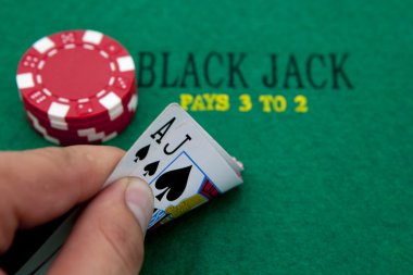 backgro ası maça ve siyah kriko ile kırmızı poker fişleri