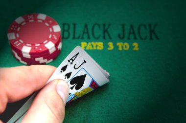 kalpleri ve kırmızı poker fişleri ile siyah jack Ace