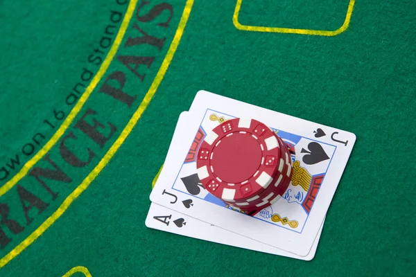 Ás de corações e black jack com fichas de poker vermelho — Fotografia de Stock