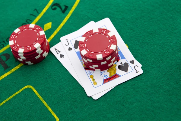 Ás de espadas e black jack com fichas de poker vermelho no backgro — Fotografia de Stock