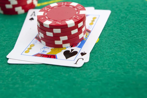 Aas van schoppen en zwart jack met rode poker chips in het backgro — Stockfoto