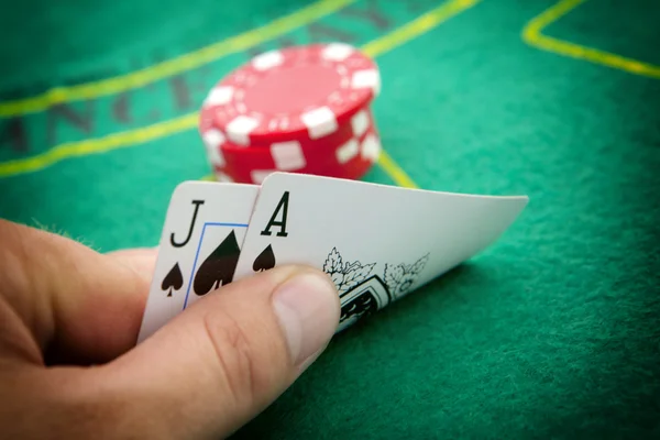 Пиковый туз и черный домкрат с красными фишками для покера в бэкгро — стоковое фото