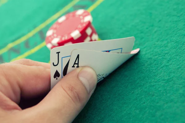 Aas van schoppen en zwart jack met rode poker chips in het backgro — Stockfoto