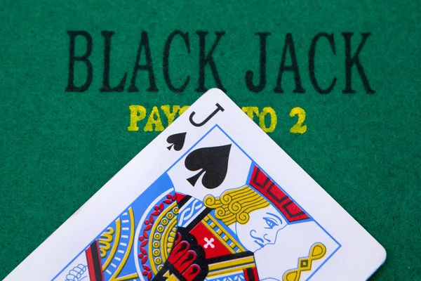 Black jack med röda poker chips i bakgrunden. — Stockfoto