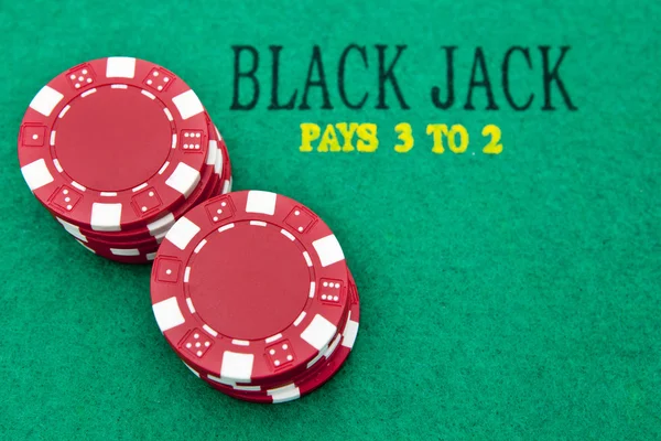 Блэк джек стол с красными фишками казино — стоковое фото