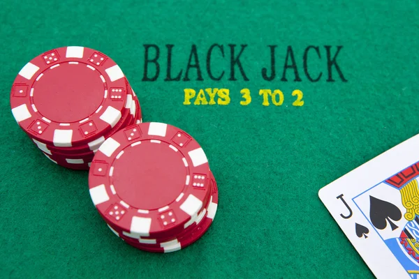 Black Jack mit roten Pokerchips im Hintergrund. — Stockfoto