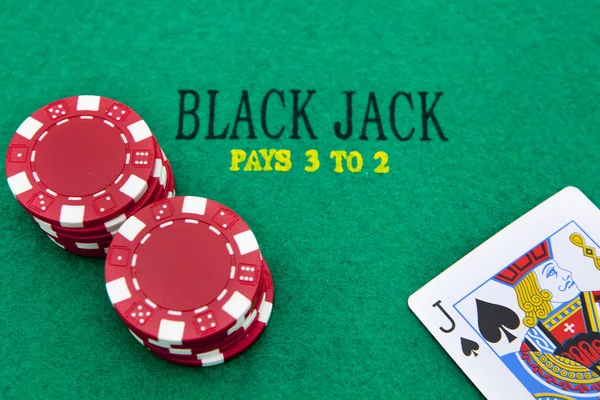 Black jack com fichas de poker vermelho em segundo plano . — Fotografia de Stock