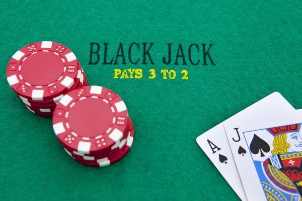 Pik-Ass und Black Jack mit roten Pokerchips im Hintergrund — Stockfoto