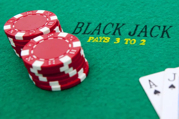 As de pique et black jack avec des jetons de poker rouge dans le backgro — Photo