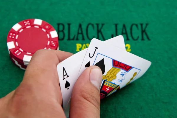 Ess i spader eller black jack med röda poker chips i backgro — Stockfoto