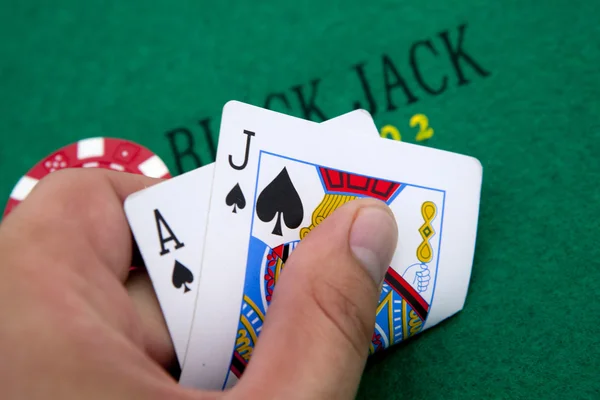 As des cœurs et black jack avec des jetons de poker rouge — Photo