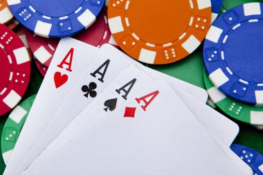 Poker, casino chipi olarak arka plan üzerinde dört as