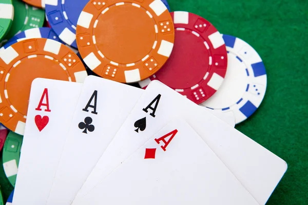Poker, cuatro ases sobre un fondo con fichas de casino — Foto de Stock