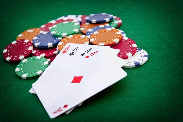 Poker, quatro ases sobre um fundo com fichas de casino — Fotografia de Stock