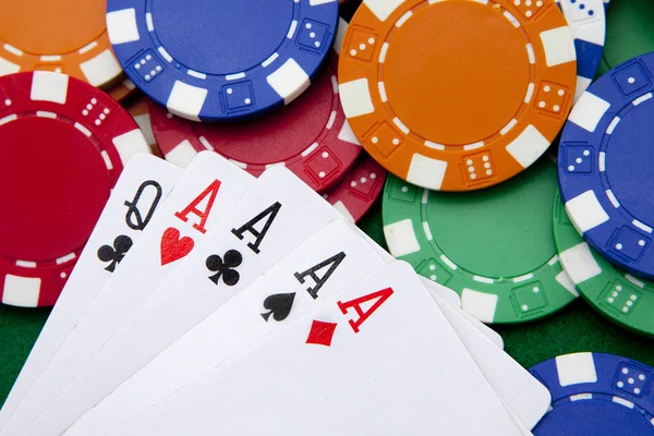 扑克，四个 ace 在赌场筹码的背景 — 图库照片