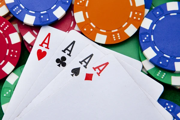 Poker, quattro assi su uno sfondo con chip del casinò — Foto Stock