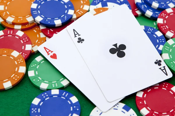 De azen van de zak op een casino tafel — Stockfoto