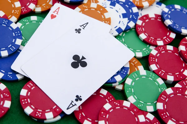 Ases de bolsillo en una mesa de casino — Foto de Stock