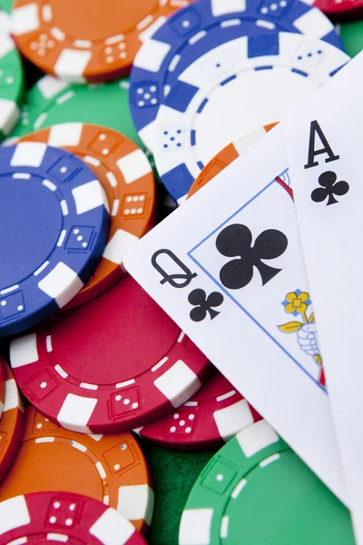 As y reina con fichas de póquer en segundo plano . — Foto de Stock