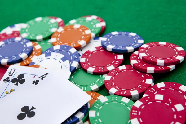 Ász-dámát póker zseton háttérben. — Stock Fotó