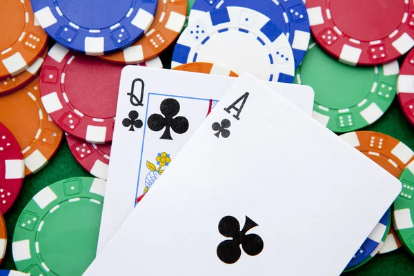 Туз и королева на фоне фишек для покера . — стоковое фото