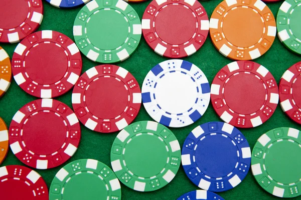 Jetons de poker sur une table de casino vert — Photo