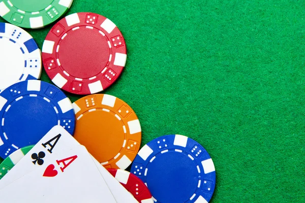 Texas Holdem ases de bolsillo en la mesa del casino con espacio para copiar y chi —  Fotos de Stock