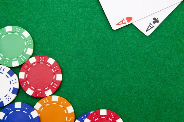 コピー スペースと chi カジノ テーブル テキサス ホールデム ポケット エース — ストック写真