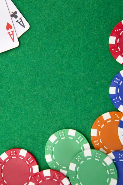 Texas holdem poches as sur table de casino avec espace de copie et chi — Photo