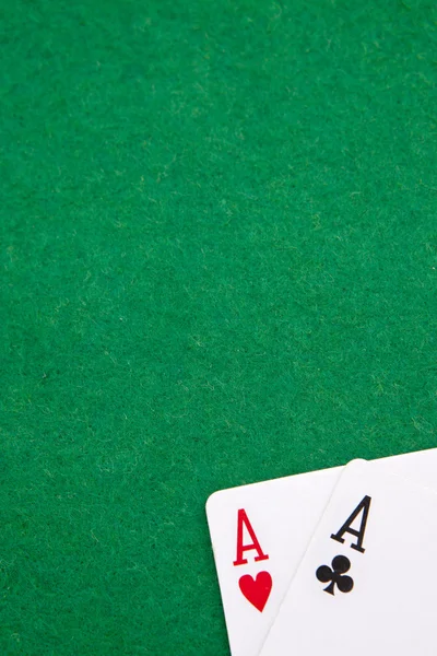 Texas holdem párem na kasino stůl s copy prostor — Stock fotografie