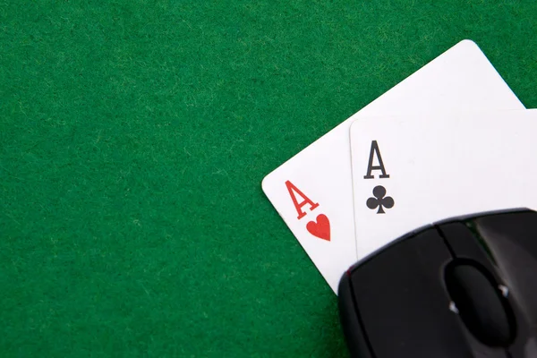 Online Texas holdem pocket aces on casino table with copy space — Stockfoto