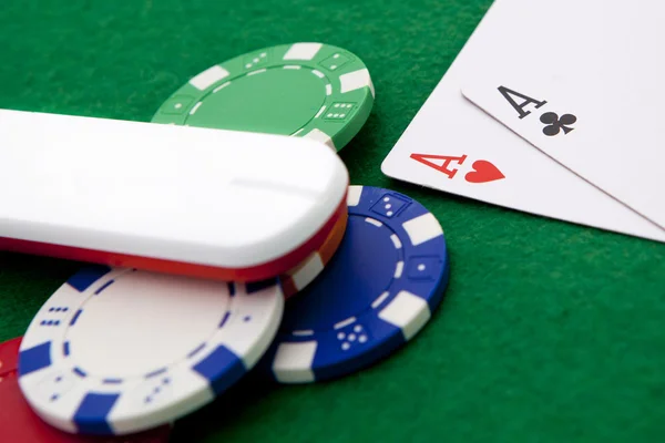 Texas holdem pocket ess på casino bord med USB-modem con — Stockfoto