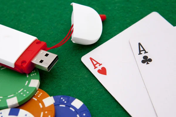 As con chip de casino en una mesa de casino verde con espacio para el texto —  Fotos de Stock