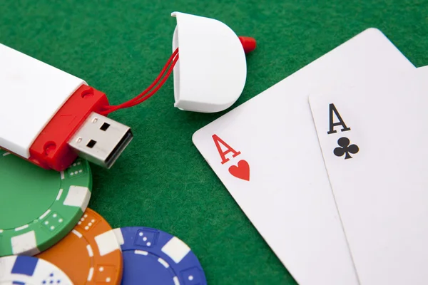 Ess med casino chip på et grønt kasino bord med plass til tekst – stockfoto