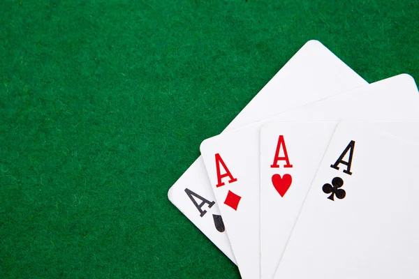Čtyřkolky na zelené kasino tabulky s prostorem pro text — Stock fotografie