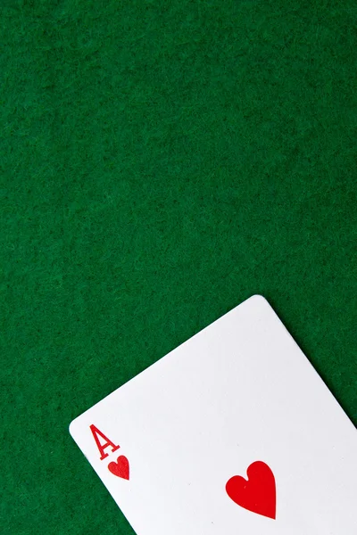 テキスト用のスペースを持つ緑のカジノ テーブルの上のエース — ストック写真