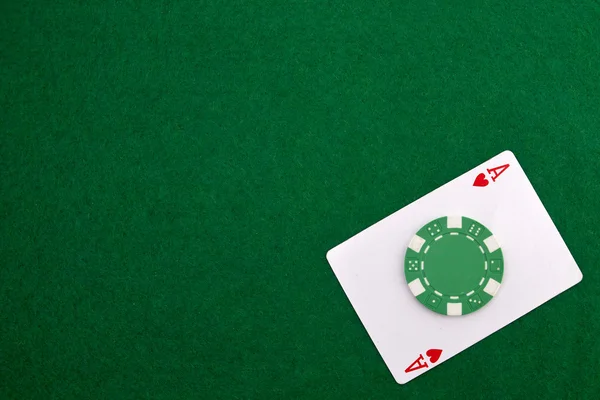 Туз с фишкой казино на зеленом столе казино с пространством для текста — стоковое фото