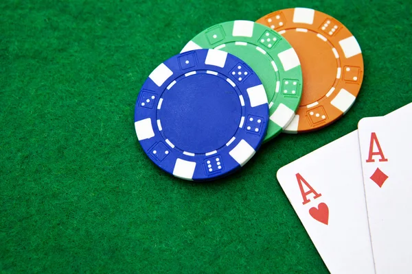 Texas holdem pocket aces on casino table with copy space and chi — Stock Photo, Image