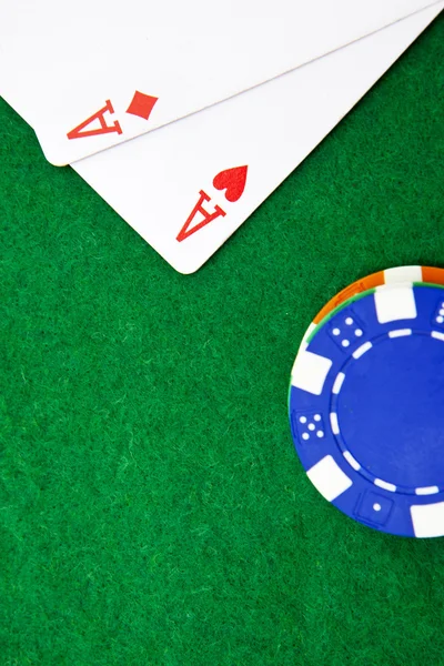 Texas Holdem ases de bolsillo en la mesa del casino con espacio para copiar y chi —  Fotos de Stock