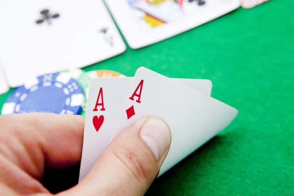 Texas Holdem ases de bolsillo en la mesa del casino con espacio para copiar y chi — Foto de Stock