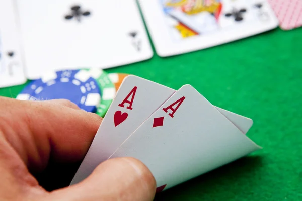 De azen van de zak op een casino tafel — Stockfoto