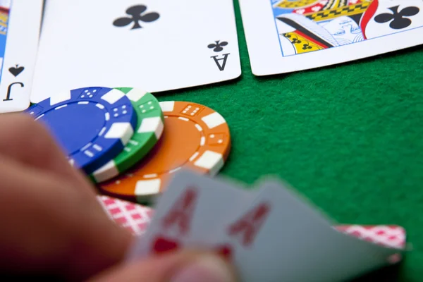 Texas holdem bolso ases na mesa do casino — Fotografia de Stock
