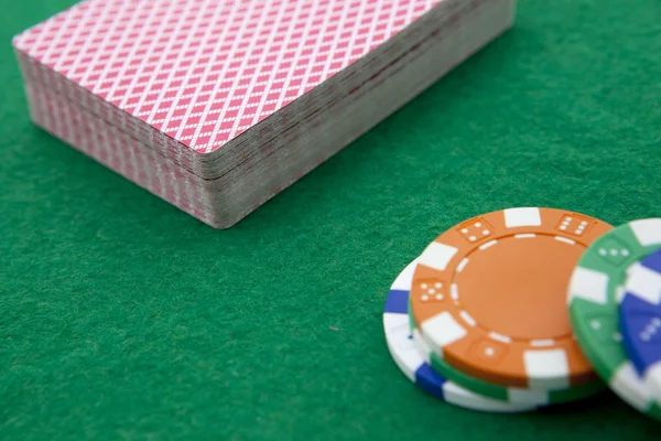 Paluba karty a kasino čipy detail — Stock fotografie