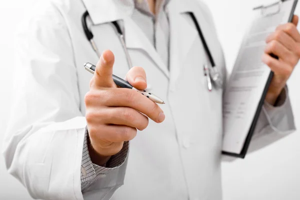 Läkare med cliproard som visar på något med fingret — Stockfoto
