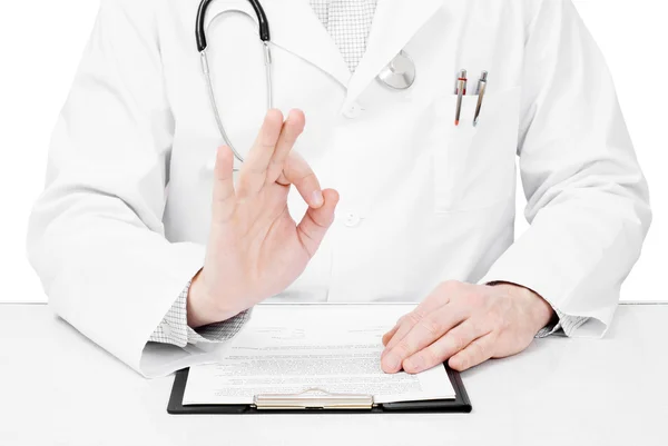 Молодого лікаря показ "ОК" підписати ізольовані на білий — стокове фото