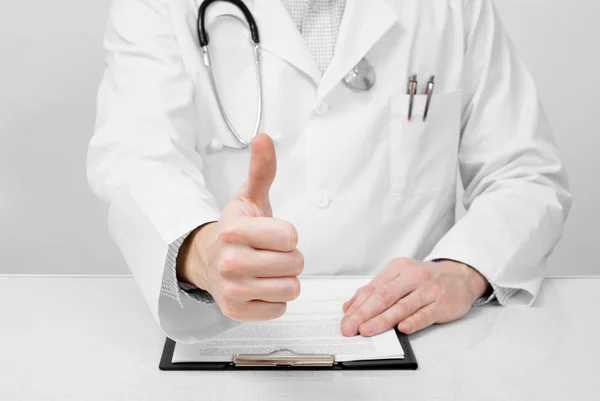 Jonge dokter weergegeven: ok met duim omhoog ondertekenen geïsoleerd op grijze achtergrond — Stockfoto