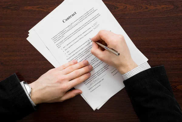Business man filling out contract — Stock Photo, Image