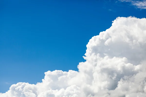 Céu azul com nuvens fundo — Fotografia de Stock